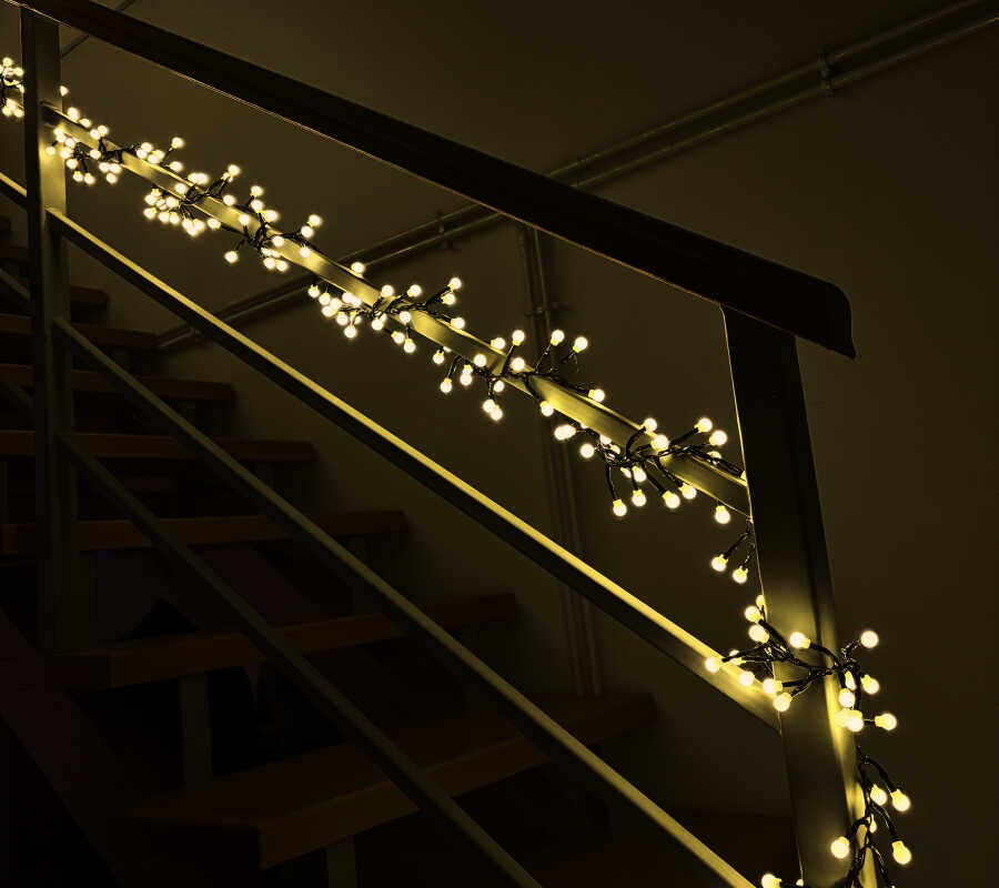 Fényfüzér a lépcsőkorláton