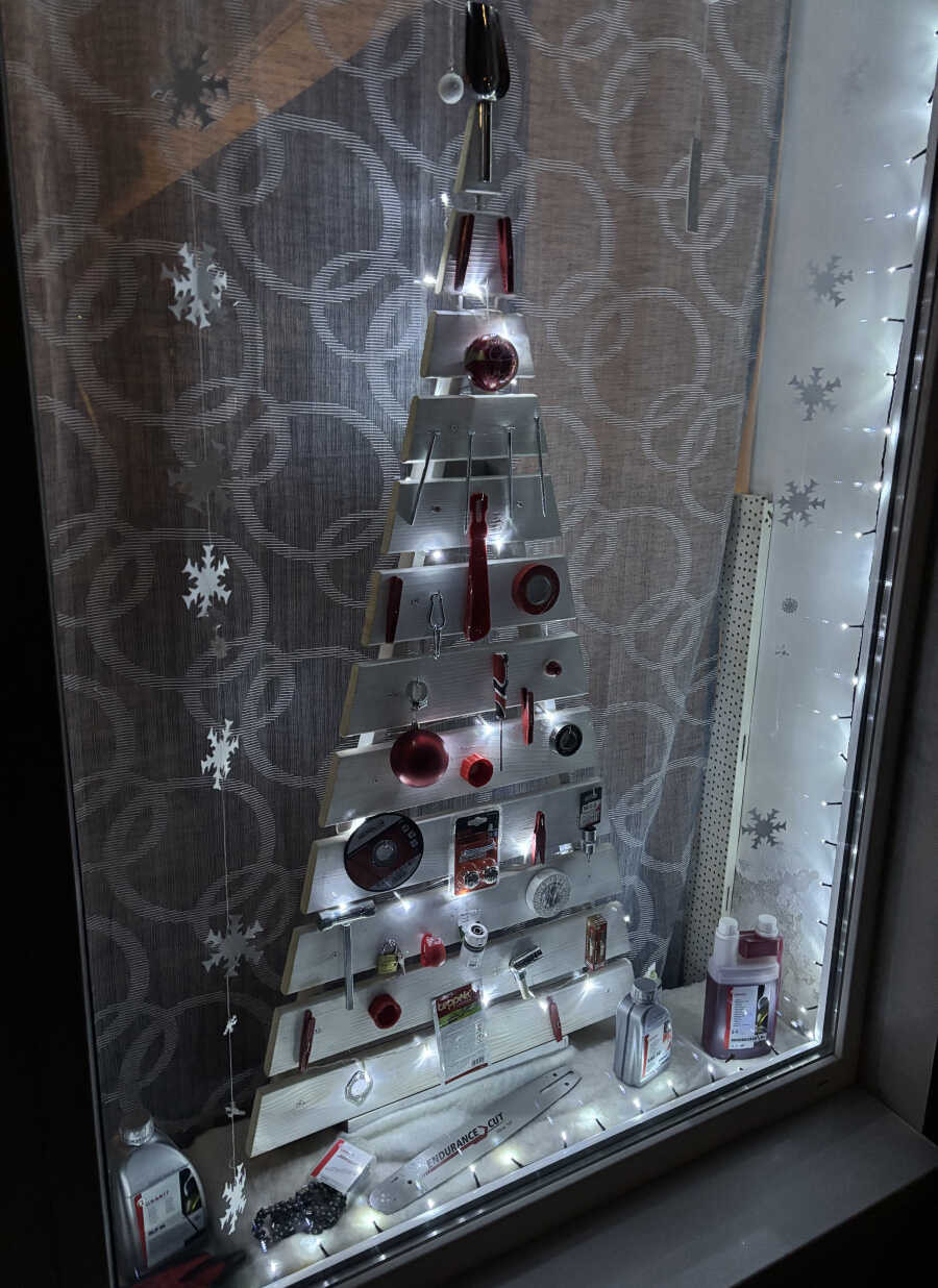 Karácsonyfa boltunk kirakatában