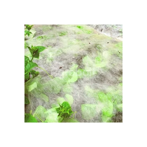 Fátyolfólia a növényekre terítve