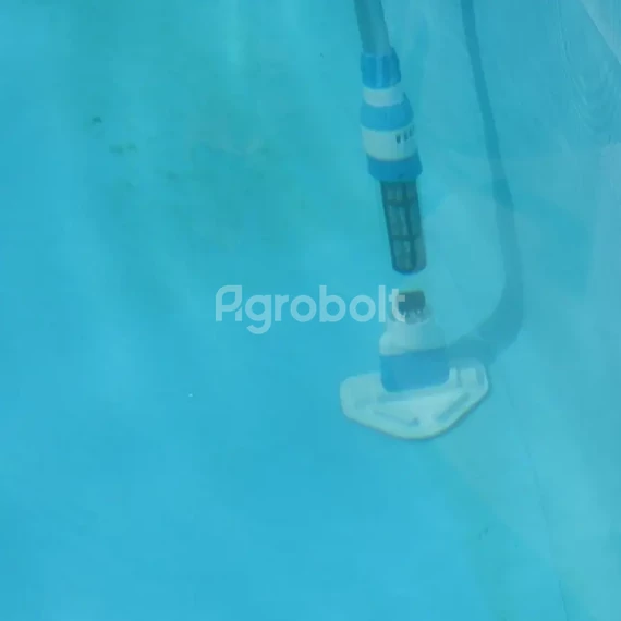 TIP Sweep 2000 Akkus Medence Porszívó használatban 1